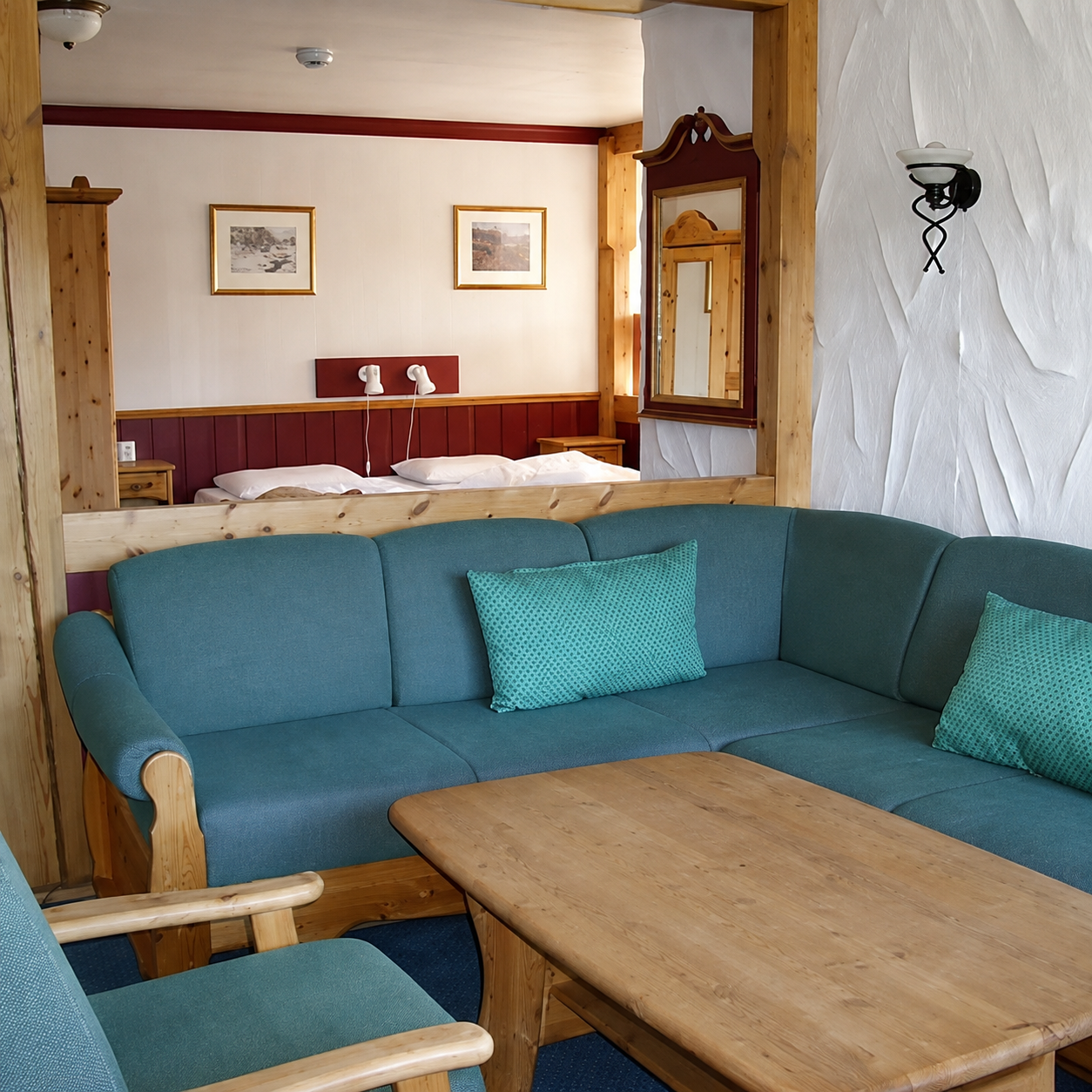 Fjellsuite med sittegruppe og fjellutsikt